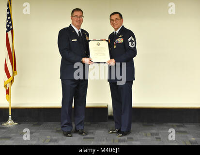 Oberstleutnant Bryan Branby, 758Th Airlift Squadron Director of Operations, präsentiert Chief Master Sgt. Bruce Bair mit einem Zertifikat der Ruhestand während einer Zeremonie an der Pittsburgh International Airport Air finden Station, Jan. 6, 2018. Bair ist der letzte Flug Ingenieur von der 911th Airlift Wing zurückzuziehen, die militärische Abfahrt nach 38 Jahren treuen Dienst. (U.S. Air Force Foto: Staff Sgt. Marjorie A. Bowlden) Stockfoto