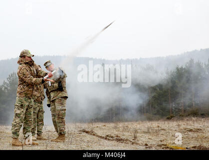 Die US-Armee Beobachter Trainer/Trainer (OC/T) beauftragt georgische Armee Beobachter Trainer/Ausbilder (OC/T's) aus der NATO-georgischen Gemeinsame Ausbildung und Evaluation Center, und US-Marines am Start signal Leuchtmittel Green Star Cluster während einer Mission Rehearsal Übung (MRE) an der 7th Army Training Befehl Hohenfels, Hohenfels, Deutschland, Feb 7, 2018. Die MRE ist ein US Marine Corps führen Übung mit rund 600 Georgische und 100 ungarische Soldaten von Feb.1-28, 2018. (U.S. Armee Foto: Staff Sgt. David Overson) Stockfoto