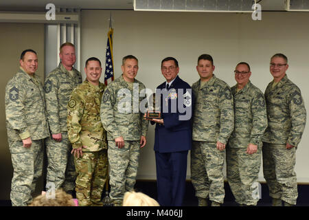 Die 911Th Airlift Wing's Chief Rat präsentiert Chief Master Sgt. Bruce Bair (im Ruhestand) mit einem Geschenk in seinem Ruhestand Zeremonie an der Pittsburgh International Airport Air finden Station, Jan. 6, 2018. Bair ist der letzte Flug Ingenieur von der 911th Airlift Wing zurückzuziehen, die militärische Abfahrt nach 38 Jahren treuen Dienst. (U.S. Air Force Foto: Staff Sgt. Marjorie A. Bowlden) Stockfoto