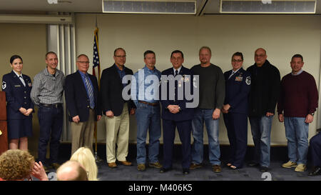 Chief Master Sgt. Bruce Bair (im Ruhestand) posiert für ein Foto mit einigen pensionierten 758th Airlift Squadron Flugingenieure während seiner Pensionierung Zeremonie an der Pittsburgh International Airport Air finden Station, Jan. 6, 2018. Bair ist der letzte Flug Ingenieur von der 911th Airlift Wing zurückzuziehen, die militärische Abfahrt nach 38 Jahren treuen Dienst. (U.S. Air Force Foto: Staff Sgt. Marjorie A. Bowlden) Stockfoto