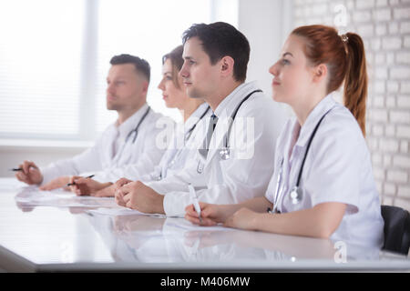 Gruppe von jungen professionellen Ärzten Team in Sitzung Stockfoto