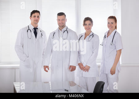 Portrait von lächelnden Professionelle medizinische Team in Klinik Stockfoto