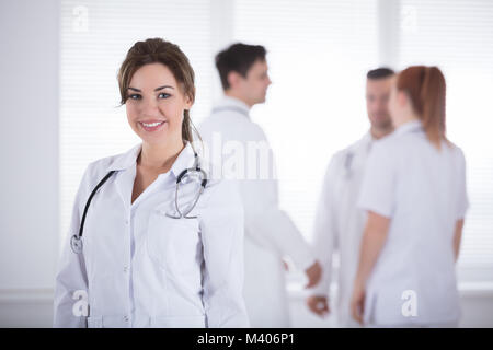 Portrait der junge lächelnde Professional Female Doctor mit Stethoskop Stockfoto