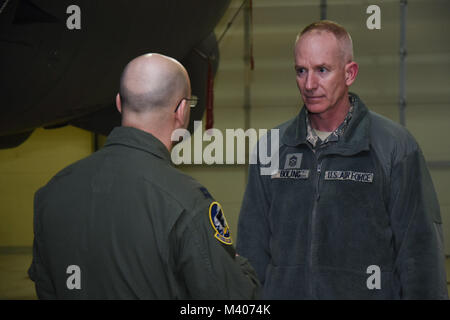 Chief Master Sgt. Alan Boling, 8th Air Force command Chief, spricht mit Kapitän Christopher Grant, 69th Bomb Squadron radar Navigator, während die Führungskraft Konferenz in Minot Air Force Base, N.D., Feb 7, 2018. Der Zweck der SLC war zu zeigen, wie jeder Flügel spielt eine wichtige Rolle bei der Erreichung der Ziele der Befehl, Visionen und Ziele. (U.S. Air Force Foto von älteren Flieger Jessica Weissman) Stockfoto