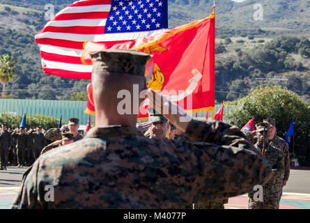 Us-Marines mit Schule von Infantry-West, Camp Pendleton, Calif., beteiligen sich an einem Relief und Ernennung Zeremonie, Feb 8, 2018. Die Zeremonie Sgt zu ernennen. Maj. Jonathan L. Groth als neuer Sergeant Major für Schule von Infantry-West. (U.S. Marine Corps Foto von Cpl. Andre Heide) Stockfoto