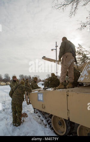 Finden Marines mit Firma F, 4 Tank Battalion, 4th Marine Division, für eine Klasse am Tank Abdeckung und Verheimlichung Techniken während der Übung Winterpause 2018, Feb 7, 2018 sammeln. Winter Break 18 ermöglicht die Marines von Fox Co. Wesentliche mechanisierte Infanterie Taktik und offensive und defensive Fähigkeiten in eine strenge Kälte Umwelt zu entwickeln. Diese Übung erhöht die Interoperabilität der Reserve Komponente mit der Aktiven Komponente. Stockfoto