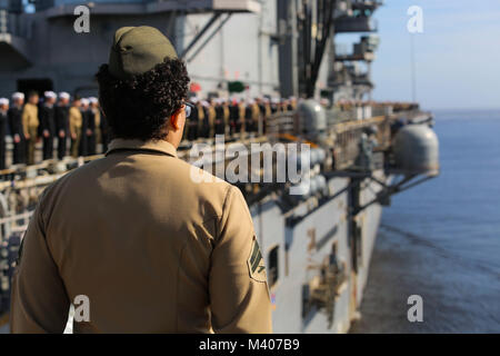 Us-Marines und Matrosen mit dem 26 Marine Expeditionary Unit (MEU) an Bord der Amphibisches Schiff USS Iwo Jima (LHD7) die Schienen Mann während der Abfahrt Naval Station Mayport, Fla., Nov. 7, 2018. Die 26. MEU ist die Teilnahme an einem Einsatz auf See see- und friedenserhaltende Maßnahmen durchzuführen, sowie die Pflege der Beziehungen zu ausländischen Armeen durch gemeinsame Übungen. (U.S. Marine Corps Foto von Cpl. Jon Sosner) Stockfoto