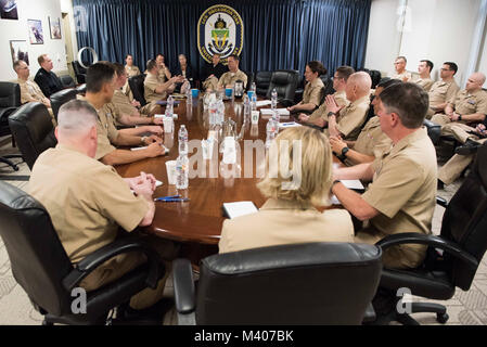 180207-N-bei 895-359 SAN DIEGO (Feb. 7, 2018) Chef der Naval Operations (CNO) Adm. John Richardson trifft sich mit Littoral Combat Ship (LCS) Befehlen und executive officers Führung bei Naval Base San Diego (NBSD) zu diskutieren. (U.S. Marine Foto von Mass Communication Specialist 1. Klasse Nathan Laird/Freigegeben) Stockfoto