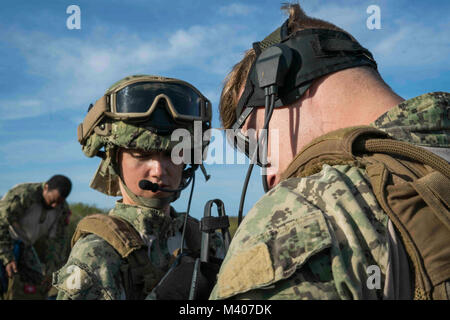 Security Team Matrosen zu Küstengebieten Riverine Group (CRG) 1, Det zugeordnet. Guam prüfen Radio Communications vor einem live-Fire Training am Marinestützpunkt Guam, Feb 7, 2018. Diese vierteljährliche Readiness Training, von der CRG-1 Ausbildungs- und Auswerteeinheit, San Diego gehalten, ermöglicht CRG-1 Det. Guam 360-Punkt Verteidigung, laufende und in-Port an Bord benannten hohen Wert. CRG-1 Det. Guam ist zum Kommandanten, Task Force 75, die primäre Expeditionary task force verantwortlich für die Planung und Ausführung der Küstengebiete Riverine operations, Beseitigung von Explosivstoffen zugeordnet, tauchen ein Stockfoto