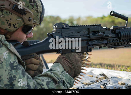 Master-at-Arms 2. Klasse Richard N. Zealy, an die in den Küstenzonen Riverine Group (CRG) 1, Det zugeordnet. Guam, feuert eine M240B Maschinengewehr während einer Live-Fire Training am Marinestützpunkt Guam, Feb 7, 2018. Diese vierteljährliche Readiness Training, von der CRG-1 Ausbildungs- und Auswerteeinheit, San Diego gehalten, ermöglicht CRG-1 Det. Guam 360-Punkt Verteidigung, laufende und in-Port an Bord benannten hohen Wert. CRG-1 Det. Guam ist zum Kommandanten, Task Force 75, die primäre Expeditionary task force verantwortlich für die Planung und Ausführung der Küstengebiete Riverine operations, explosive ordnance dispos zugeordnet Stockfoto