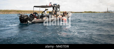 Segler, die Beseitigung von Explosivstoffen Mobile Unit 5 (EODMU-5) wieder eine Boje nach Durchführung underwater mine Gegenmaßnahmen Ausbildung in Apra Harbor, Guam, Feb 7, 2018. 5 EODMU führt counter IED Operationen, macht sicher explosive Gefahren und entwaffnet Unterwasser Sprengstoff. EODMU-5 ist zum Kommandanten, Task Force 75, die primäre Expeditionary task force verantwortlich für die Planung und Ausführung der Küstengebiete Riverine operations, Beseitigung von Explosivstoffen, tauchen Engineering und Bau zugeordnet und Unterwasser Bau in den USA 7 Flotte Bereich der Operationen. (U.S. Marine Kamm Stockfoto