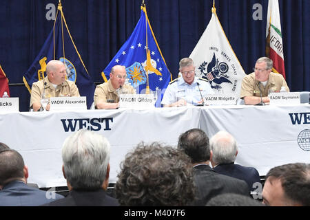 SAN DIEGO, Calif (Feb. 7, 2018) Hintere Adm. Timothy Szymanski, Kommandeur der Naval Special Warfare Command, rechts, spricht während eines bewaffneten Kräfte Kommunikation und Electronics Association (Afcea) Februar 7, 2018 in San Diego. AFCEA ist Mitglied - gegründete, gemeinnützige Vereinigung für Profis, die sehr nach Thought Leadership, Engagement und networking Möglichkeiten gesucht. (U.S. Marine Foto von Mass Communication Specialist 1. Klasse Lynn F. Andrews/freigegeben) Stockfoto