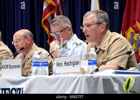 SAN DIEGO, Calif (Feb. 7, 2018) Hintere Adm. Timothy Szymanski, Kommandeur der Naval Special Warfare Command, rechts, spricht während eines bewaffneten Kräfte Kommunikation und Electronics Association (Afcea) Februar 7, 2018 in San Diego. AFCEA ist Mitglied - gegründete, gemeinnützige Vereinigung für Profis, die sehr nach Thought Leadership, Engagement und networking Möglichkeiten gesucht. (U.S. Marine Foto von Mass Communication Specialist 1. Klasse Lynn F. Andrews/freigegeben) Stockfoto