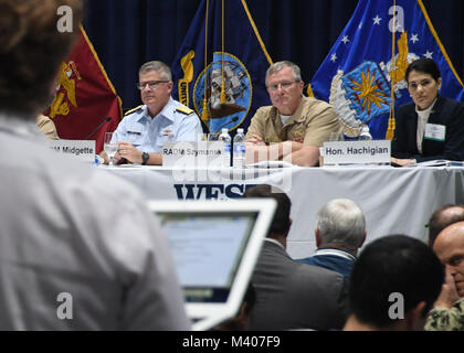 SAN DIEGO, Calif (Feb. 7, 2018) Hintere Adm. Timothy Szymanski, Kommandeur der Naval Special Warfare Command, rechts, spricht während eines bewaffneten Kräfte Kommunikation und Electronics Association (Afcea) Februar 7, 2018 in San Diego. AFCEA ist Mitglied - gegründete, gemeinnützige Vereinigung für Profis, die sehr nach Thought Leadership, Engagement und networking Möglichkeiten gesucht. (U.S. Marine Foto von Mass Communication Specialist 1. Klasse Lynn F. Andrews/freigegeben) Stockfoto