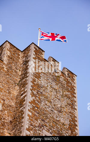 Winkende Union Jack Flagge auf dem Dover Castle Tower, Kent, Südengland, Großbritannien Stockfoto
