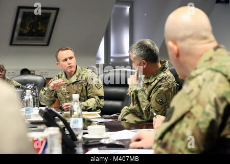 Us-Armee Generalleutnant Paul Nakasone, kommandierender General der US-Armee Cyber Command (ARCYBER), spricht mit Col. Jeff Worthington, Kommandant der 2. Theater Signal Brigade, bei einem Besuch in der Zentrale der Feuerwehr, Feb 8, 2018 in Wiesbaden, Deutschland. (U.S. Armee Foto durch William B. König) Stockfoto