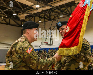 CAMP CASEY, Republik Korea-Command Sgt. Maj. Cesar J. Zertuche, der scheidende command Sergeant Major von 1St Battalion, 38th Field Artillery Regiment, 210Th Field Artillery Brigade, 2 Infanterie Division, ROK-US kombinierte Abteilung leitet das BATAILLON Farben Oberstleutnant Aaron D. Hell, der Kommandant von 1-38 WEIT, 210Th FA BDE, 2-ID/RUCD während der 1-38 weit Wechsel der Verantwortung Zeremonie, Feb 8. Die Zeremonie wurde die ausgehende command Sergeant Major zu gedenken, Command Sgt. Maj. Zertuche, und die eingehenden command Sergeant Major, Command Sgt ehren. Maj. Jeffrey D. Preis. (U.S. Armee Foto Stockfoto