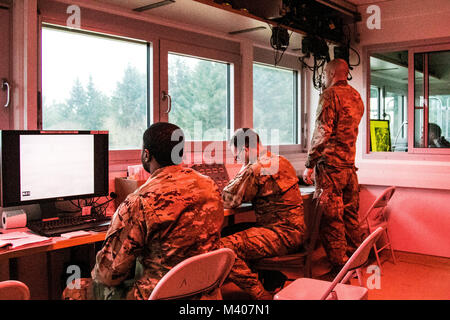 (Von links) SPC. Courtney Lanier, Staff Sgt. Merlin Hellon und 1 Leutnant James Mashburn, die alle dem 299Th Brigade Support Bataillon zugeordnet, 2. gepanzerte Brigade Combat Team, 1.Infanterie Division, Arbeiten im Bereich Steuerung Marktbeteiligten während eines qualifizierenden auf grafenwöhr Training Area, Deutschland Feb 8, 2018. (U.S. Armee Foto: Staff Sgt. Sharon Matthias, 22 Mobile Public Affairs Abteilung) Stockfoto