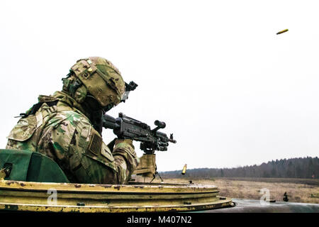 Staff Sgt. Daryl Carroll, gunner und Motor Transport Operator auf das erste Bataillon zugeordnet, 63. Armor Regiment, 2. gepanzerte Brigade Combat Team, 1.Infanterie Division, schießt ein M240B Maschinengewehr während der Ausbildung bei Grafenwöhr Training Area, Deutschland Feb 8, 2018. (U.S. Armee Foto: Staff Sgt. Sharon Matthias, 22 Mobile Public Affairs Abteilung) Stockfoto