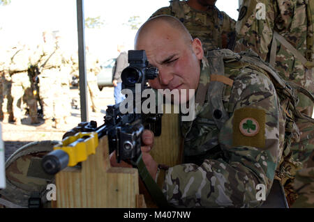 Ein Soldat der 2 Bataillon (die Gewehre), 38 (Irisch) Brigade der Britischen Armee zugewiesen wird, stellt einen mehrere integrierte Laser Engagement (Meilen) auf ein Gewehr in Fort Polk, Louisiana, am 8. Februar, 2108. Soldaten der britischen Armee zugeordnet sind, die Teilnahme an der 25. Infanterie Division jährliche Rotation an der Joint Readiness Training Center. (U.S. Armee Foto: Staff Sgt. Armando R. Limon, 3. Brigade Combat Team, 25 Infanterie Division). Stockfoto