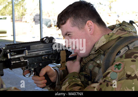 Ein Soldat der 2 Bataillon (die Gewehre), 38 (Irisch) Brigade der Britischen Armee zugewiesen wird, stellt einen mehrere integrierte Laser Engagement (Meilen) auf einem Maschinengewehr in Fort Polk, Louisiana, am 8. Februar, 2108. Soldaten der britischen Armee zugeordnet sind, die Teilnahme an der 25. Infanterie Division jährliche Rotation an der Joint Readiness Training Center. (U.S. Armee Foto: Staff Sgt. Armando R. Limon, 3. Brigade Combat Team, 25 Infanterie Division). Stockfoto