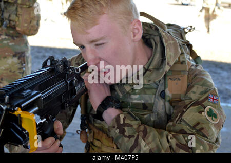 Ein Soldat der 2 Bataillon (die Gewehre), 38 (Irisch) Brigade der Britischen Armee zugewiesen wird, stellt einen mehrere integrierte Laser Engagement (Meilen) auf einem Maschinengewehr in Fort Polk, Louisiana, am 8. Februar, 2108. Soldaten der britischen Armee zugeordnet sind, die Teilnahme an der 25. Infanterie Division jährliche Rotation an der Joint Readiness Training Center. (U.S. Armee Foto: Staff Sgt. Armando R. Limon, 3. Brigade Combat Team, 25 Infanterie Division). Stockfoto