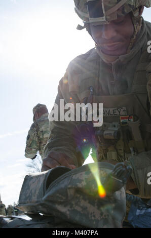 FORT MCCOY, Wis-US Army Reserve Staff Sgt. Javar Manley, Sanitäter, Task Force Triade, Betrieb Cold Steel II, sucht durch die verbesserte Erste Hilfe Notfall Patientensimulator während einer medizinischen Evakuierung Probe am Fort McCoy, Wis., Feb 8, 2018. Betrieb Cold Steel ist der US-Armee finden Crew - Serviert Waffen Qualifizierung und Validierung ausüben, um sicherzustellen, dass America's Army Reserve Einheiten und Soldaten ausgebildet sind und bereit, auf kurze bereitstellen - Bekanntmachung als Teil bereit, Kraft X und Bekämpfung - bereit und tödlichen Feuerkraft zur Unterstützung der Armee und unsere gemeinsamen Partner überall in der bringen Stockfoto