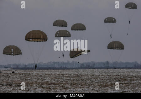 Fallschirmjäger von der Amerikanischen 173rd Airborne Brigade und der Französischen 11 Airborne Brigade durchgeführt eine zerstreute Einfügen letzte Nacht und weiterhin Fallschirmjäger heute in Deutschland, Frankreich bereitstellen, wie die Amerikanische 54th Brigade Ingenieur Bataillon ist die Bereitstellung technischer Unterstützung für die Französischen betrieb Acinonyx La Marne. Amerikanische und französische Fallschirmjäger führte eine Flügel Austausch letzte Woche in der Vorbereitung für diese Übung. Stockfoto