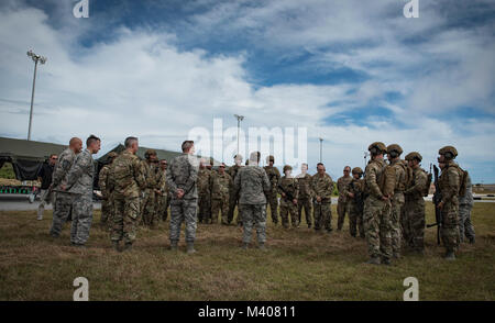 Us-Luftwaffe Stabschef General David L. Goldfein, Mitte, spricht bei seinem Besuch in Andersen Air Force Base, Guam, Feb 8, 2018 Zum 36. Contingency Response Group zu Flieger zugeordnet. Die 36 CRG enthält mehr als 30 verschiedene Air Force Spezialitäten in ein Rapid Deployment unit in "Kraft als "Erster werden. Die contingency Response Teams sind ausgestattet und ausgebildet, einen Flugplatz zu sichern und Flugplatz expeditionary Operations. Die 36 CRG wurde speziell geschaffen, um die wachsende Zahl von schnell zu reagieren - Verschieben von kontingenz Bereitstellungen der heutigen Air Force Erfahrungen in der Stockfoto