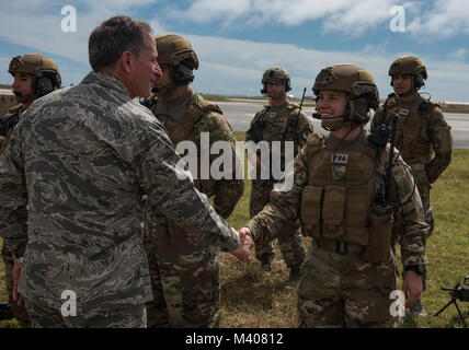 Us-Luftwaffe Stabschef General David L. Goldfein, Links, grüßt Airman 1st Class Jessica Provencal, ein Feuer Team Mitglied der 736th Security Forces Squadron bei seinem Besuch in Andersen Air Force Base, Guam, Feb 8, 2018 zugeordnet. Die kontingenz Antwort Flieger der 736th SFS bieten First-in Kraft Schutz für die 36 Contingency Response Group während der Air Base öffnen, Kontingenz und humanitären Hilfsmaßnahmen in der gesamten indopazifischen Bereich der Operationen. (U.S. Air Force Foto: Staff Sgt. Alexander W. Riedel) Stockfoto