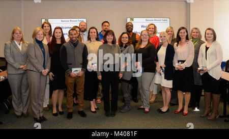 Zweite Frau Karen Pence posiert für ein Foto mit Ehepartnern, Feb 8, 2018 at Yokota Air Base, Japan. Pence fragte Ehegatten ihre Ideen für Verbesserungen zu unterschiedlichen Prozessen und Programmen. Stockfoto