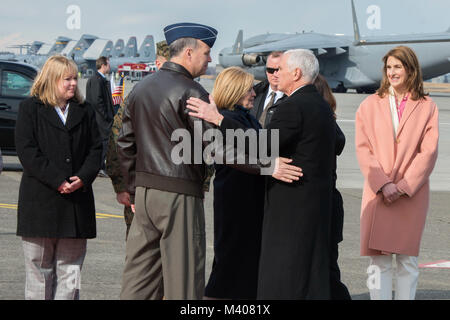 Generalleutnant Jerry S. Martinez, Kommandeur der United States Forces Japan, nimmt Abschied von Vizepräsident Michael Pence vor der Peterspfennig Abfahrt von Yokota Air Base, Japan, 8. Februar, 2018. Während in Japan, Pence besuchten japanische Beamte einschließlich Premierminister Shinzo Abe, traf sich mit Truppen, und adressiert Yokota Air Base service Mitglieder vor der überschrift nach Südkorea für die Pyeongchang 2018 Winter Olympics. (U.S. Air Force Foto von Airman 1st Class Matthew Gilmore) Stockfoto