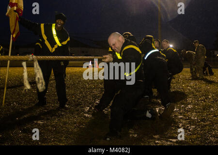 Soldaten in den 4 Bataillon zugeordnet, 409 Brigade Support Battalion, 4th Cavalry Brigade Dokumentenportal Training konkurrieren in einem Anfall von tauziehen Jan. 11 auf Fort Knox, Ky. 4/409 th BSB gewann das Tauziehen Wettbewerb, war der letzte Fall einer funktionalen fitness Herausforderung hosted 4Th CAV MFTB. (U.S. Armee Foto von Sgt. Rakeem Carter). Stockfoto