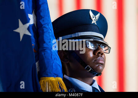 Airman 1st Class Myshanique Jones Mitglied der Travis Air Force Base Ehrengarde hält die Air Force Flagge während des 75-jährigen Jubiläums kickoff Feier an der Travis AFB, Calif., Feb 8, 2018. Die Feier zum Angebot der Eröffnungs-Enthüllung des 75-jährigen Jubiläums Logo auf einem C-17 Globemaster III. Travis feiert 75 Jahre als wichtigen strategischen Logistik-Drehscheibe für den Pazifischen und integraler Bestandteil der globalen Macht Projektion für die Gesamtkraft. (U.S. Air Force Foto von Master Sgt. Joey Swafford) Stockfoto