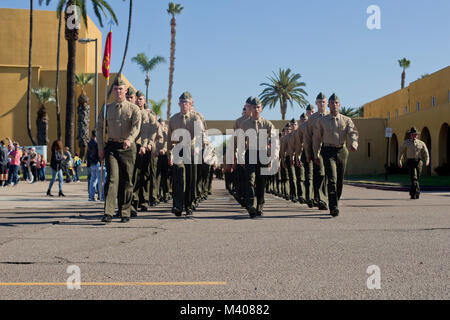 Die neue Marines von Echo Company, 2. rekrutieren Ausbildung Bataillon, mit Ihren Lieben in der Familie wiedervereinigen des Marine Corps Recruit Depot San Diego, heute. Nach fast dreizehn Wochen Ausbildung, die Marines der Echo-Unternehmen wird offiziell Absolvent von Morgen rekrutieren. Stockfoto