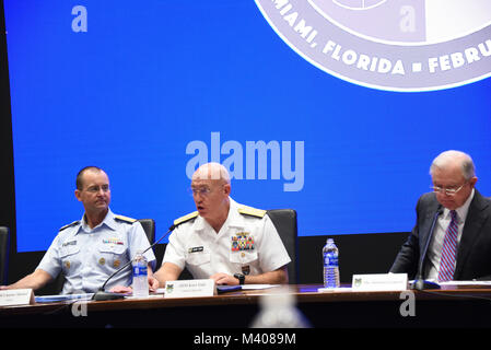 MIAMI (Feb. 8, 2018) --Marine-Adm. Kurt W. Tidd, Kommandeur der US Southern Command (Mitte), stellt die US-Justizminister Jeff Sessions (rechts) vor seiner Eröffnungsrede auf dem Opioid-Gipfel am SOUTHCOM Sitz gehalten. Us-Regierung und Experten in den Bereichen öffentliche Gesundheit, Verbot, Strafverfolgung und Justiz nahmen an der Gipfel der Krise zu untersuchen, sollten Ansätze kollektiven Reaktion der Nation zu stärken und ganzheitliche Strategien, um das Problem zu lösen. (Foto von der Küstenwache Petty Officer 2nd class Jonathan Lally) Stockfoto