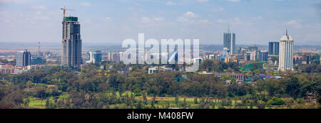 NAIROBI, Kenia - 14. SEPTEMBER 2014: Wolkenkratzer und neue Bau dominieren die Skyline von Nairobi, Kenia. Stockfoto