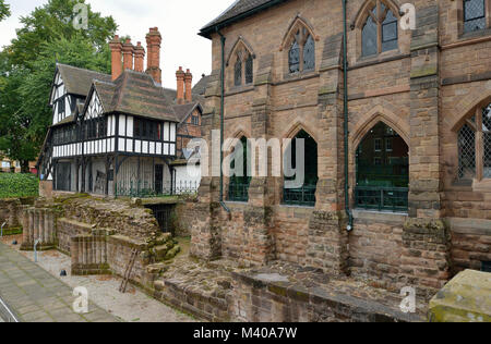 17. jahrhundert Holz gerahmt Gebäude, 3-5 Priory Row & 19 Blue Coat School Gebäude 1856, Coventry, Warwickshire Denkmalgeschützte Stockfoto