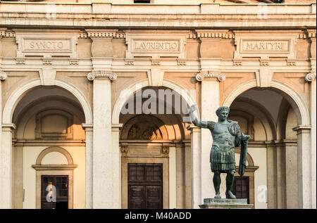 Colonne di San Lorenzo oder Säulen von San Lorenzo ist eine Gruppe von alten römischen Ruinen, vor der Basilika von San Lorenzo im Zentrum von Mailand Stockfoto