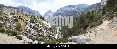 El Caminito del Rey Landschaft, wandern durch die bewaldeten Teil des Trails, Panoramablick Stockfoto