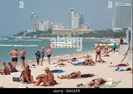 Touristen Sonnenbaden am Pattaya Beach Thailand Stockfoto