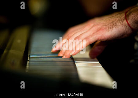 Close up männliche Hände spielen e-piano im Innenbereich Stockfoto