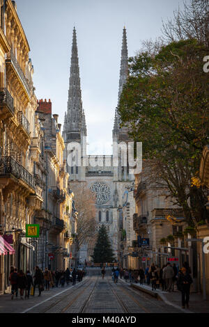 BORDEAUX, Frankreich - 27. Dezember 2017: Bordeaux Kathedrale (Cathedrale Saint Andre) von lebenswichtigen Straße aus gesehen, in der historischen, mittelalterlichen Teil der Stadt. T Stockfoto