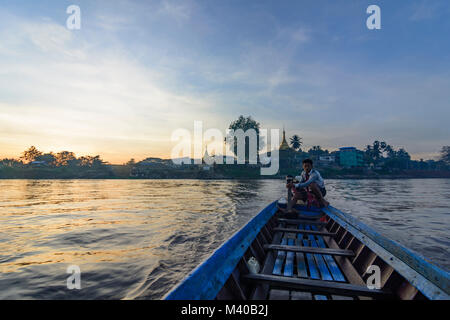 Hpa-An: Thanlwin (Salween River, Blick auf die Stadt und Hpa-An Zwegabin, Fähre, Passagier,, Karen (Karen), Myanmar (Birma) Stockfoto