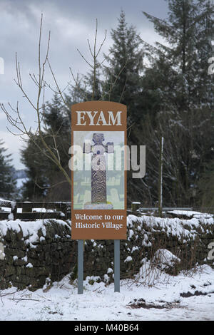 Willkommen im historischen Dorf Eyam Zeichen Stockfoto