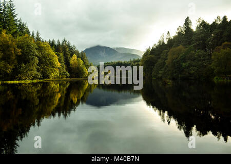 Noch Wasser auf Glencoe Lochan Stockfoto