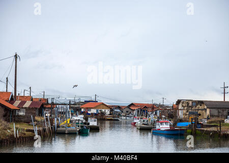 Austernzüchter Hütten in Gujan Mestras Port auf den Atlantischen Ozean während einem trüben regnerischen Nachmittag auf arachon Bay (Bassin d'Arcachon) im Südwesten der Fra Stockfoto