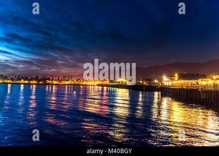 Bild von Stearns Wharf in der Nacht in Santa Barbara, Kalifornien zeigt die leuchtende Lichter von einer lebhaften Stadt. Stockfoto