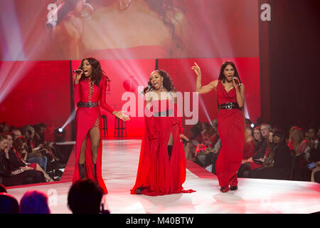 New York, NY - Februar 8, 2018: En Vogue führt auf Start- und Landebahn für rotes Kleid 2018 Collection Fashion Show im Hammerstein Ballroom Stockfoto