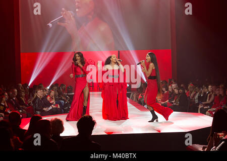 New York, NY - Februar 8, 2018: En Vogue führt auf Start- und Landebahn für rotes Kleid 2018 Collection Fashion Show im Hammerstein Ballroom Stockfoto